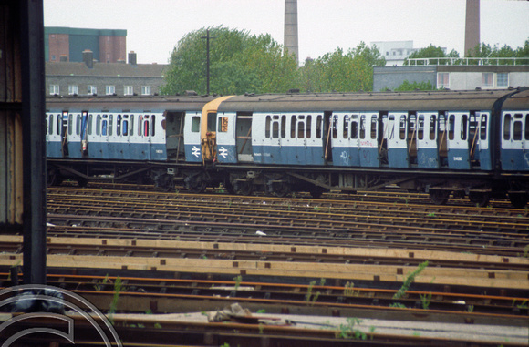0206. Coaches 14260 and 14269 from 5180 and 5025. On their way for scraping. Clapham Junction. 21.10.1989.+