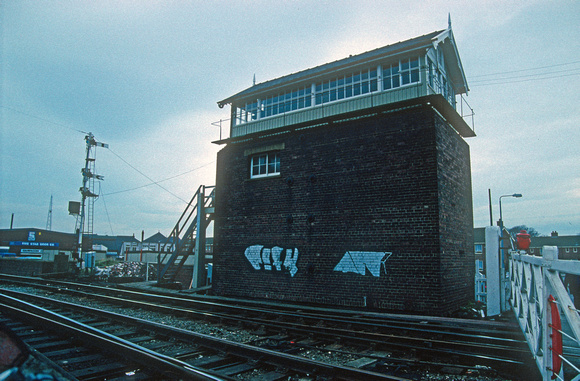 0516. Garden St Junction signalbox. Grimsby Town. 05.03.1990