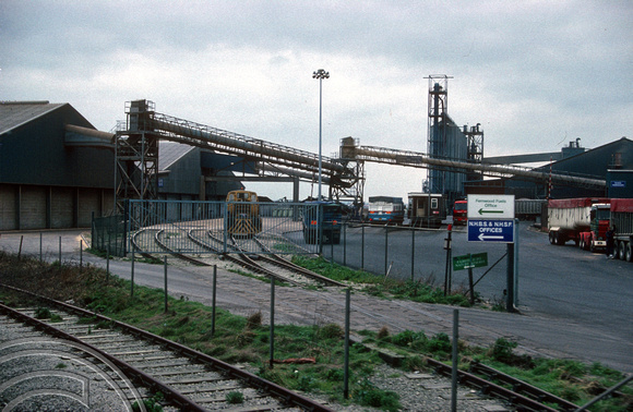 0585. 0-6-0 shunter seen at grain terminal sidings. New Holland. 7.3.1990