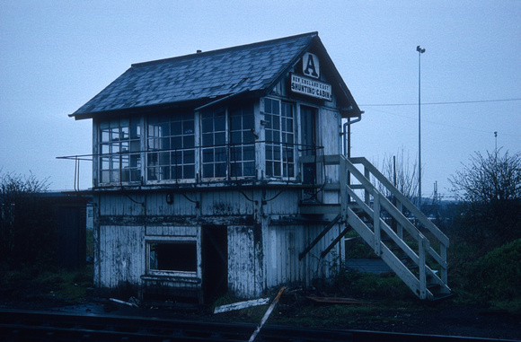 0674. New England East Shunting Cabin signalbox. Peterborough. 12.3.1990