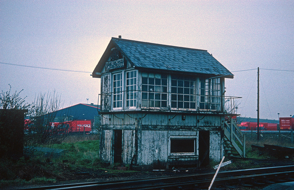 0676. New England East Shunting Cabin signalbox. Peterborough. 12.3.1990