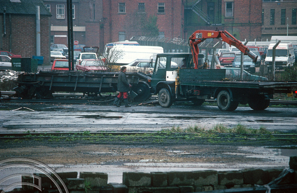 0666. Cutting up a wagon for scrap. Crescent Rd wagon repair depot. Peterborough. 12.3.1990