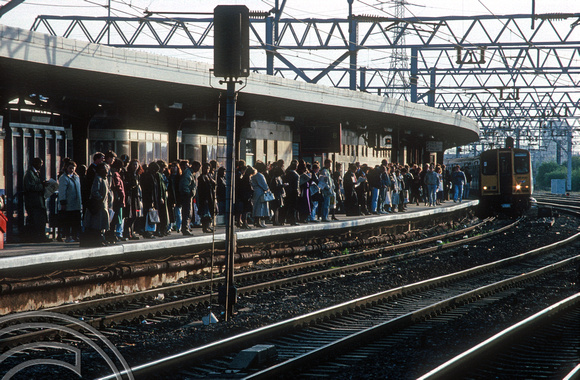 0736. 315830. Commuters heading home. Stratford. 28.03.1990