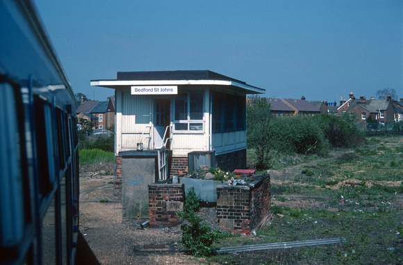 0804. Bedford St Johns signalbox. Bedford - Bletchley. 28.04.1990