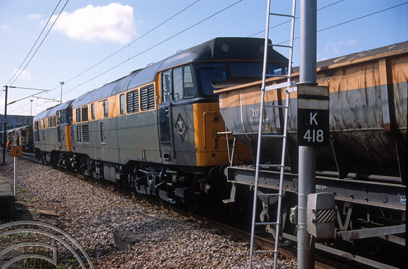 03431. 31459. 31556. Track relaying at the station. Hornsey 29.07.1993