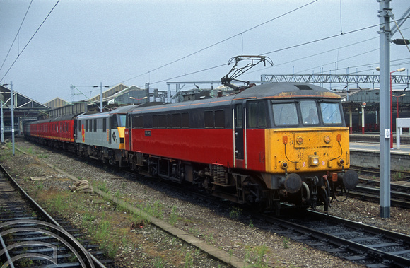 03481. 86239. 90024. Coming off a mail train. Crewe. 20.08.1993