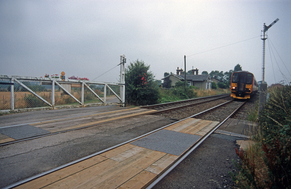 07043. Level crossing gates. Howsham. 05.08.1999