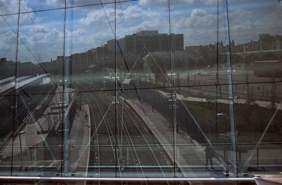 07157. Reflections at the low level station. Stratford. 20.08.1999