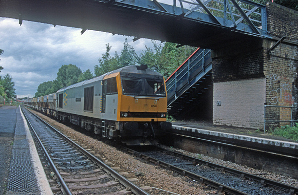 07116. 60054. 6L26 Acton - Dahenham stone train. Upper Holloway. 18.08.1999