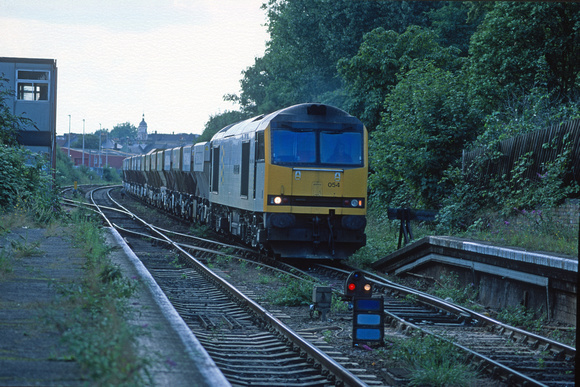 07163. 60054. 6L26 Acton - Dagenham stone train. Upper Holloway. 20.08.1999