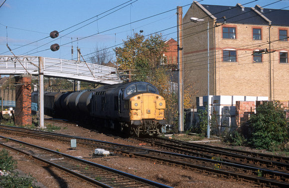 07319. 37065. Sandite train.  Harringay. 18.11.1999