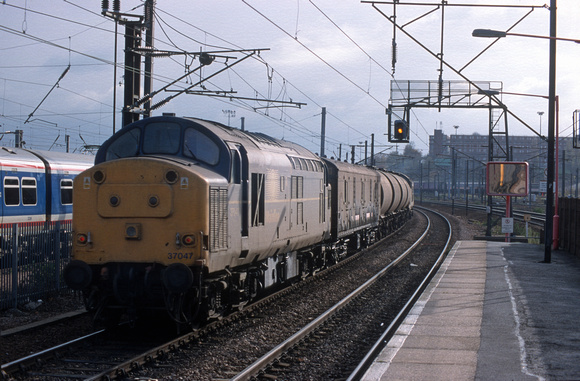 07327. 37047. 37065. Sandite train. Hornsey. 19.11.1999