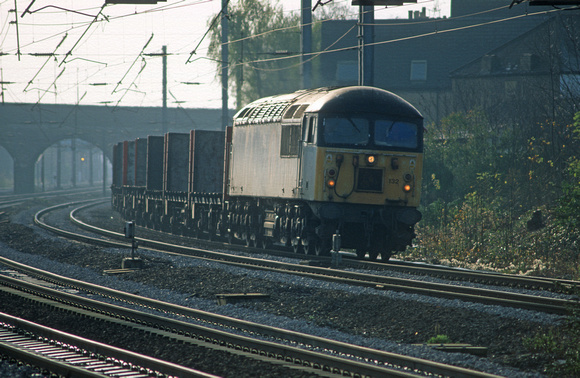 07427. 56132. 4E25. Bow - Heck empty Plasmor train. Harringay. 16.12.1999