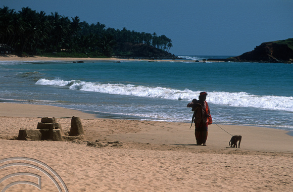 T15063. Snake charmer, monkey and sandcastle on the beach. Mirissa. Sri Lanka. 13.01.2002