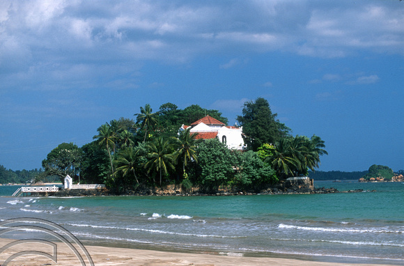 T15068. Taprobane Island. Weligama. Sri Lanka. 13.01.2002.