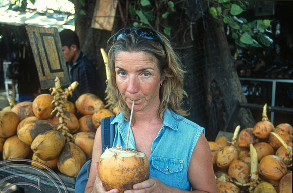 T15129. Lynn drinking from a coconut. Fort. Colombo. Sri Lanka. 15.01.2002