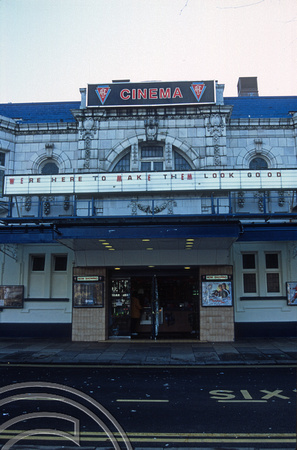 T15156. The old Classic Cinema just before closure. Southport. England. 27.11.2002