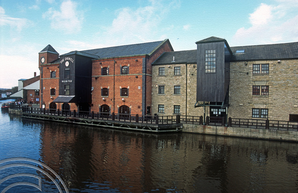 T15161. Wigan pier warehouse converted into the Orwell pub. Wigan. England. 28.11.2002