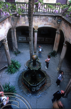 T15243. Peaceful courtyard at Casa de l'Ardiaca. Barcelona. Catalonia. Spain. 17.04.2003