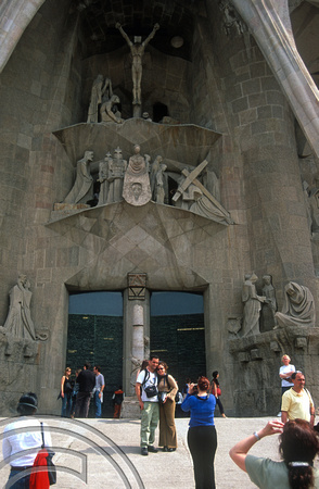 T15263. Tourists pose for photos in front of the Sagrada Familia. Barcelona. Spain. 18.04.2003