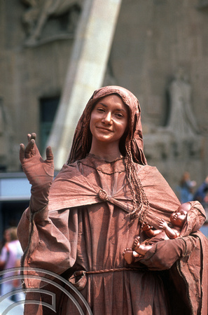 T15265. Woman dressed as the Virgin Mary. Sagrada Familia. Barcelona. Spain. 18.04.2003