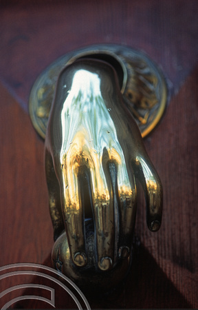 T15293. Hand shaped dor knocker in the old city. Barcelona. Spain. 18.04.2003