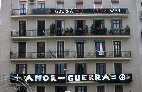 T15266. Anti Gulf war banners on a building oppodite the Sagrada Familia. Barcelona. Spain. 18.04.2003