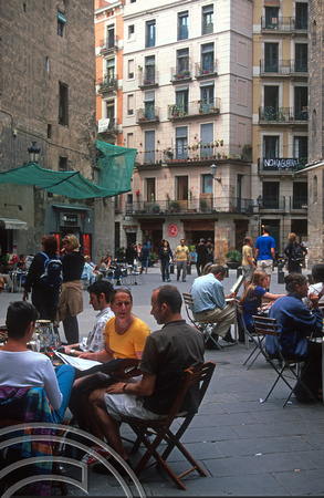 T15279. Eating alfresco. Barcelona. Spain. 18.04.2003