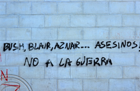 T15296. Anti Gulf war graffiti in the old city. Barcelona. Spain. 18.04.2003