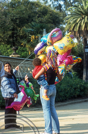 T15313.  Buying balloons in Parc de la Clutadella. Barcelona. Spain. 18.04.2003