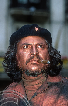 T15343. Busker as Che Guevara. Barcelona. Catalonia. Spain. 20.04.2003