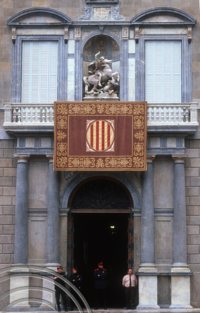T15354. Catalan flag on the Palau de la Generalitat. Barcelona. Catalonia. Spain. 20.04.2003