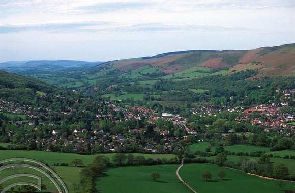 T15451. Looking down on Church Stretton from atop Caer Caradoc (459m). Shropshire. England. 04.05.2003
