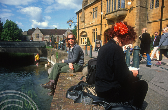 T15558. Lynn and Didi sat outside the Kings Head pub on the River Avon. Salisbury. England. 26.05.2003