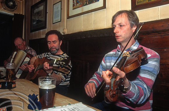 T15478. Local musicians gather to play in the old Loggerheads pub. Shrewsbury. Shropshire. England. 04.05.2003