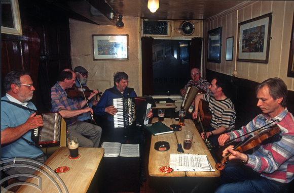 T15483. Local musicians gather to play in the old Loggerheads pub. Shrewsbury. Shropshire. England. 04.05.2003