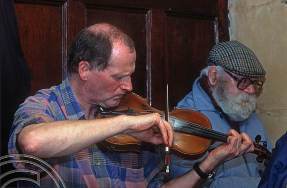 T15487. Local musicians gather to play in the old Loggerheads pub. Shrewsbury. Shropshire. England. 04.05.2003