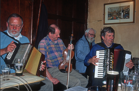 T15494. Local musicians gather to play in the old Loggerheads pub. Shrewsbury. Shropshire. England. 04.05.2003