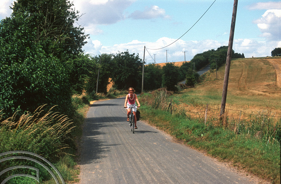 T15612. Lynn cycling near Wicks Hill. Oxfordshire. England. 21.07.2003