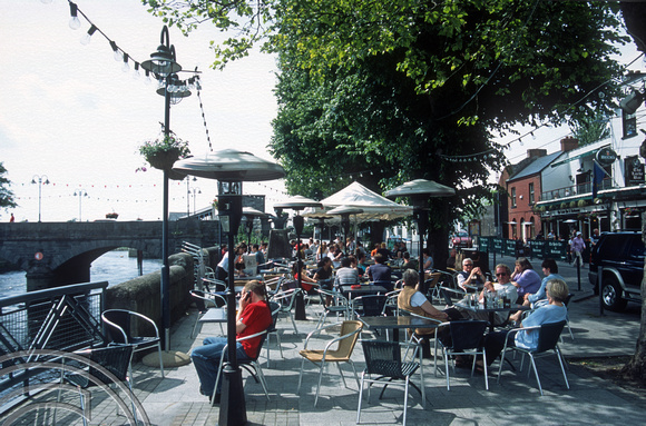 T15586. The Locke bar. Popular pub by the river. in the city centre. Limerick. Ireland. 14.06.2003