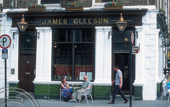 T15589. Couple outside the James Gleeson bar on O'Connell St. Limerick. Ireland. 14.06.2003