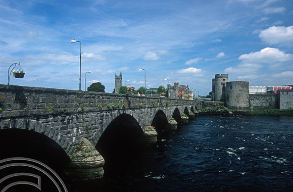 T15571. Looking across the river Shannon to the bridge and castle. Limerick. Ireland. 14.06.2003