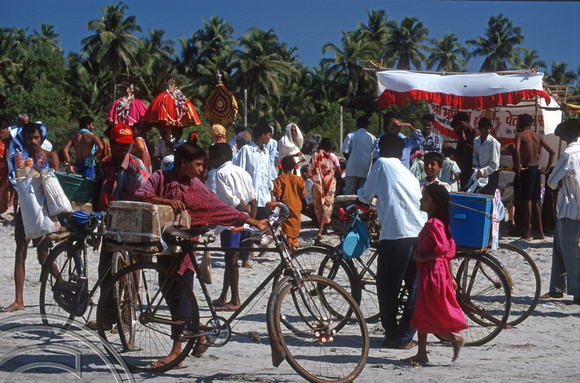 T9525. Ice cream sellers. Arambol. Goa India. 05.02.2000