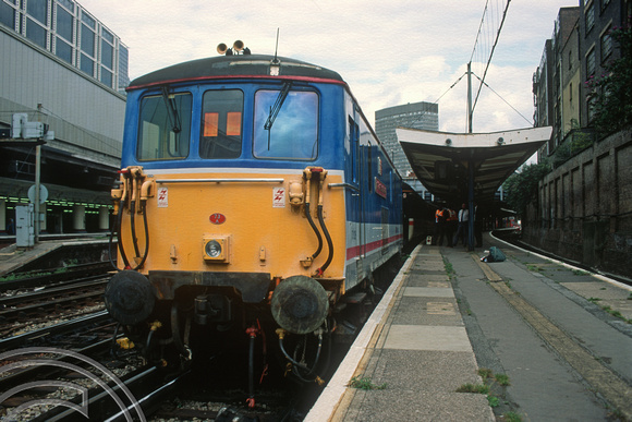 04176. 73126 removing the ECS. London Victoria. August.1994