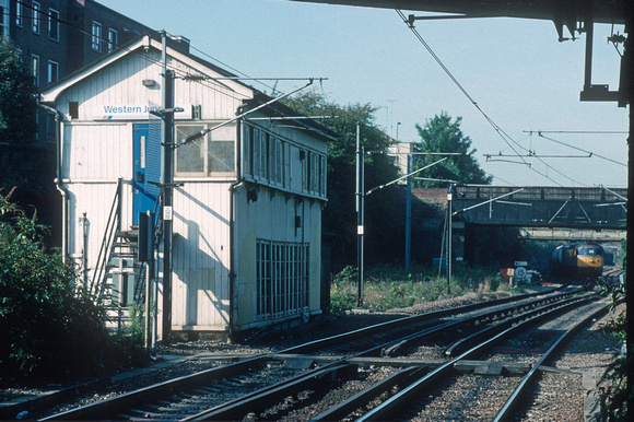 04208. Dalston Western Junction signalbox. 10.10.1994
