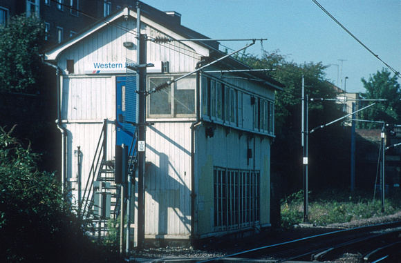 04211. Dalston Western Junction signalbox. 10.10.1994