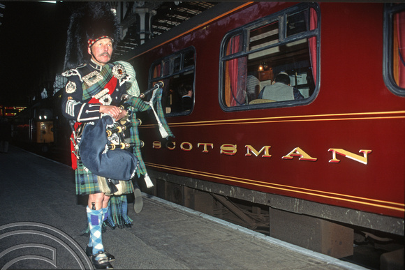 04254. Piper by the Royal Scotsman. London Paddington. 28.10.1994