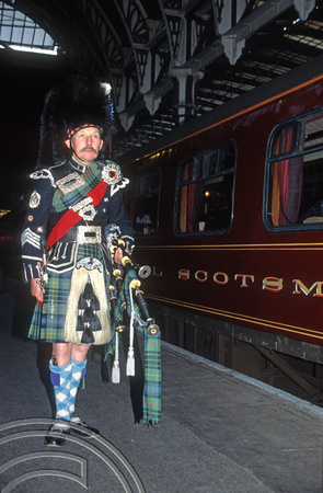 04255. Piper by the Royal Scotsman. London Paddington. 28.10.1994