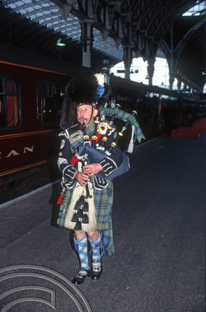 04252. Piper by the Royal Scotsman. London Paddington. 28.10.1994