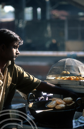 T9833. Vendor cooking pooris at the railway station. Ahmedabad. Gujarat. India. 21.02.2000